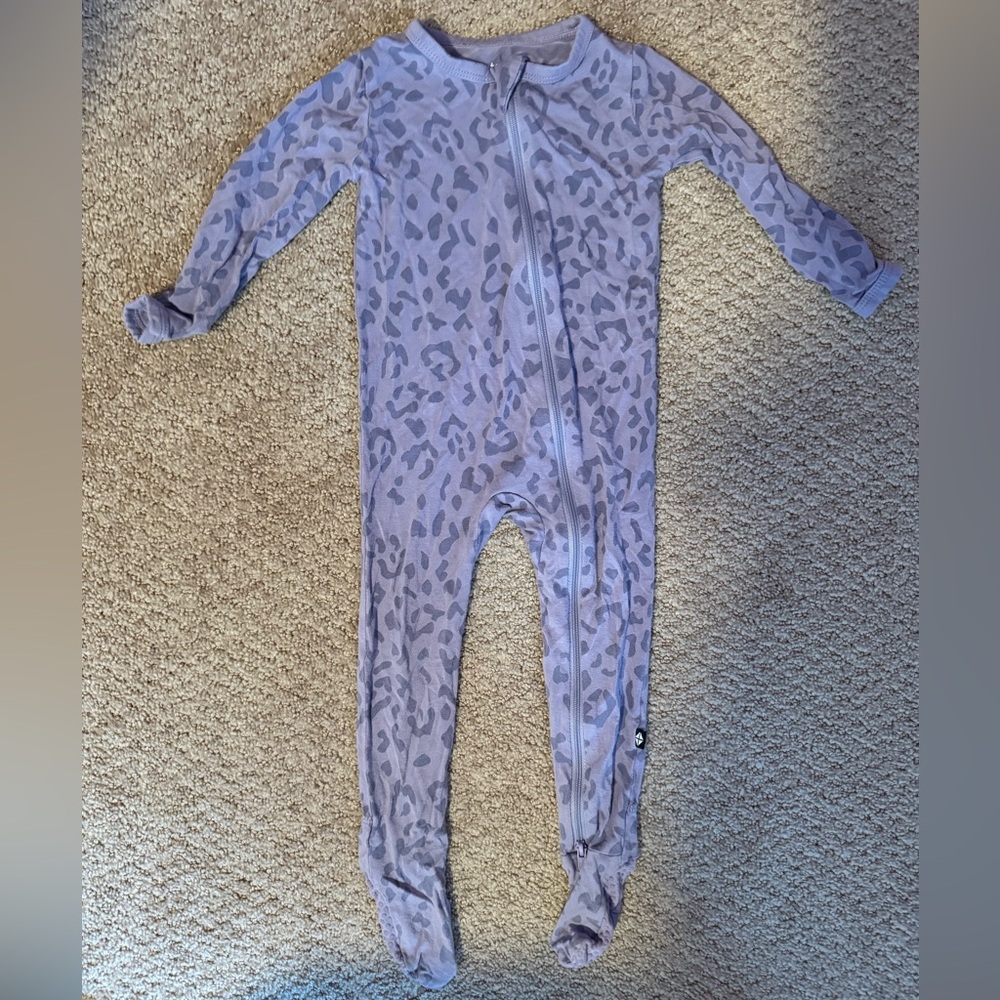 Kyte BABY Zippered Footie in Taro Leopard Size 12-18 months